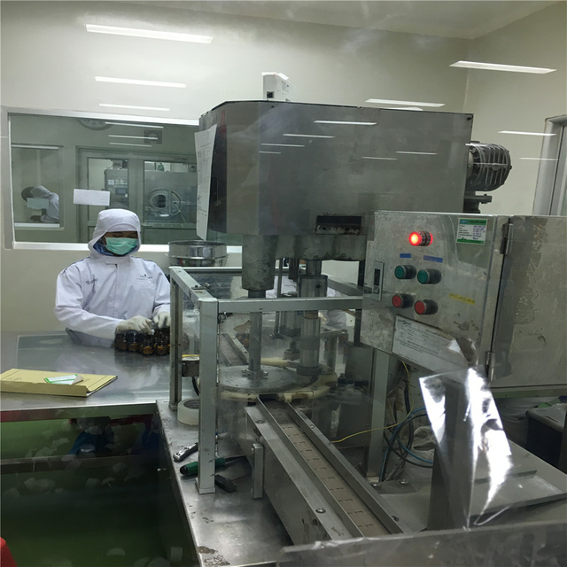 Посетитель покупает автоматическую линию розлива для капсул и планшета