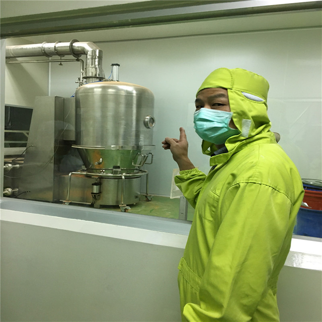 Техник, устанавливающий сушильную машину для клиентов из Вьетнама