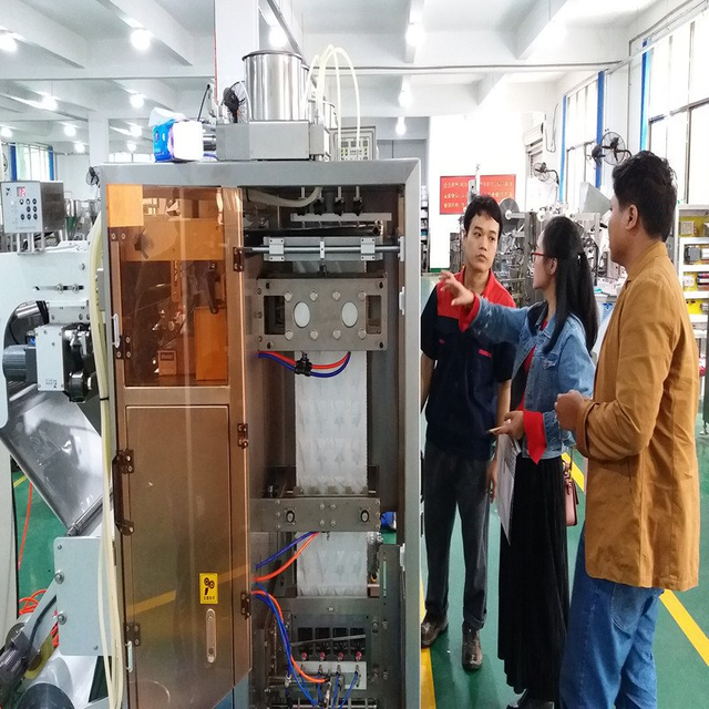 Таиланд покупает инкубационную машину для упаковки пакетиков для масел