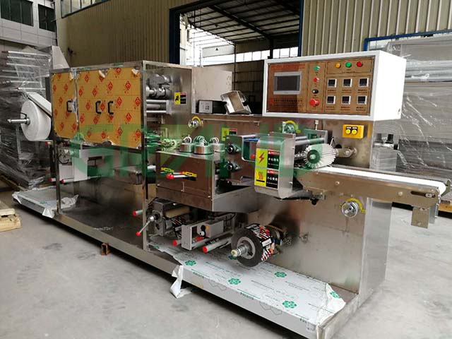 Машина для упаковки влажных тканей